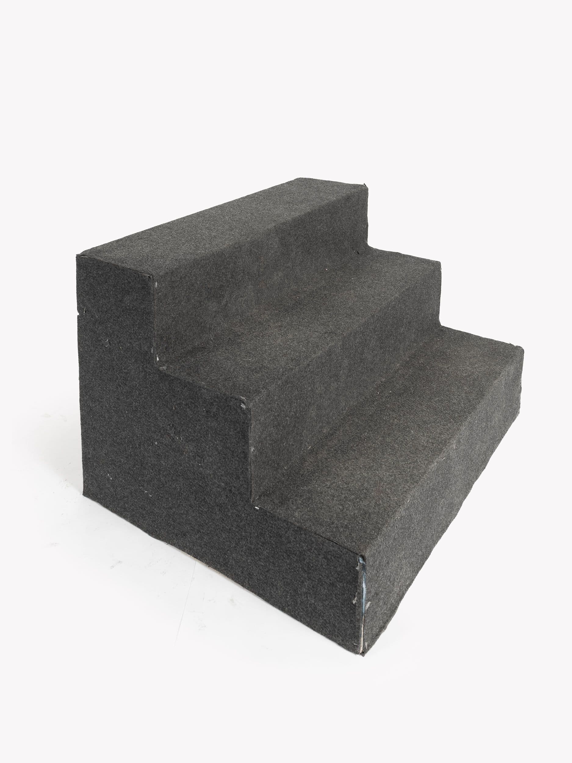 Escala de fusta entapissada en negre