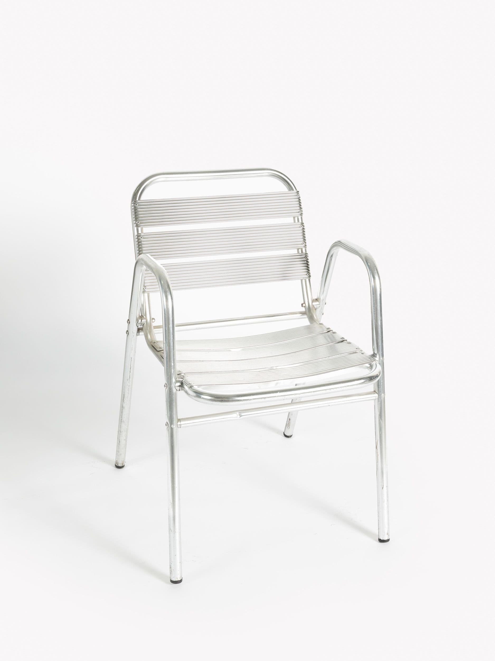 Cadira d'alumini amb reposabraços apilable