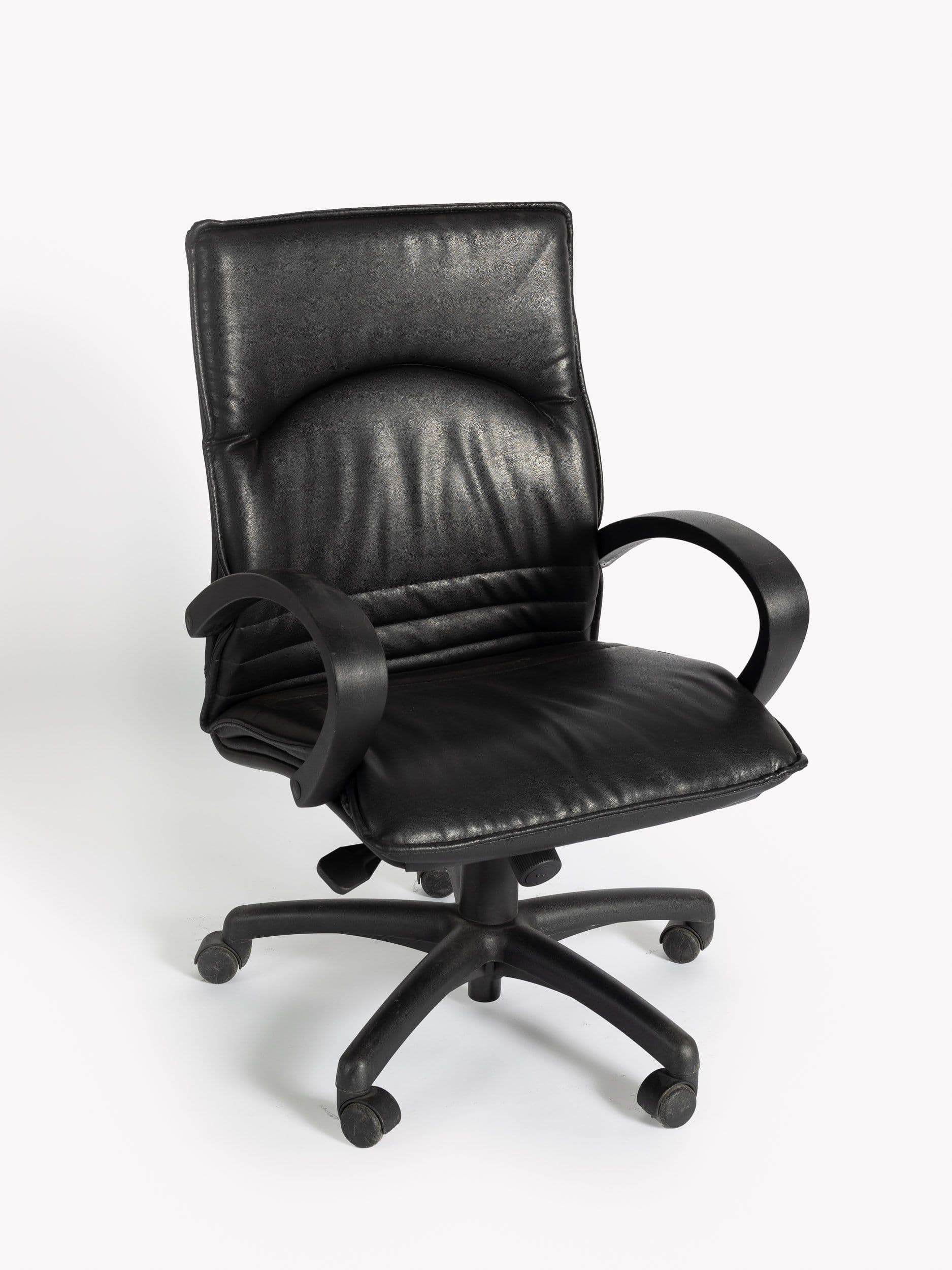 BUTACA CUERO NEGRO CON RUEDAS