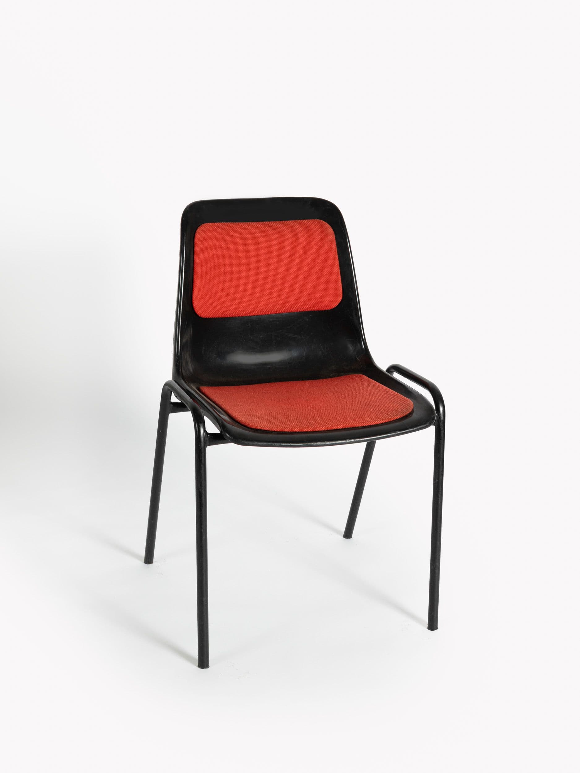 SILLA APILABLE NEGRA TAPIZADA EN  ROJO