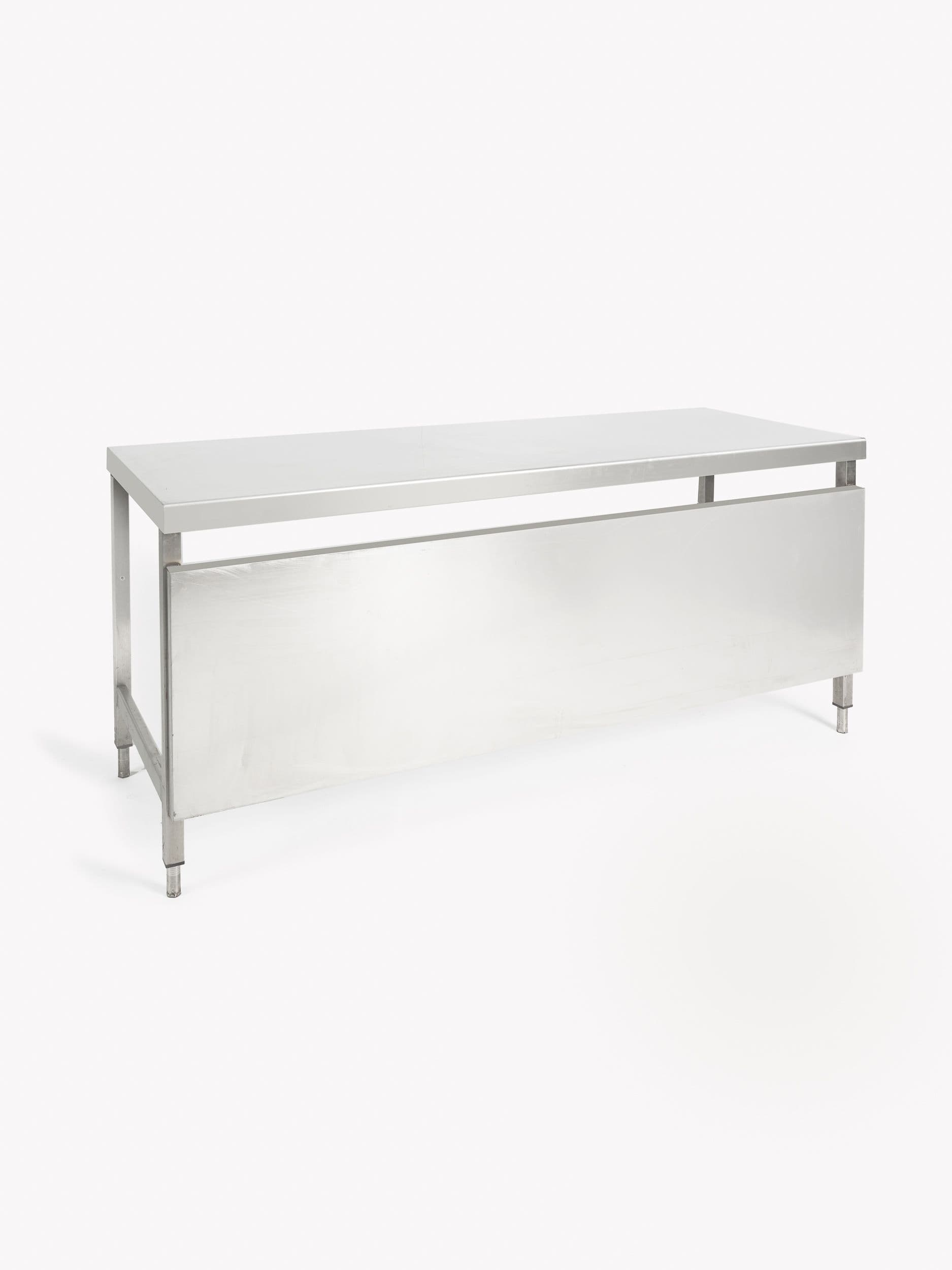MESA TRABAJO FIJA INOX. CON FRONTAL 2x0.70x0.85m.